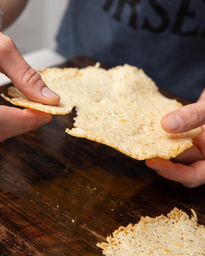 Do you have a favourite salad topper?? How about baked Parmesan cheese crisps! 😊 They only take 6 or 7 minutes to bake in a 400 degree oven! It’s an easy way to make a gluten free topper at home, avoiding cross contamination and “make contain” ingredients in store bought options.

#cutcooking #celiacsafe #madeinalberta