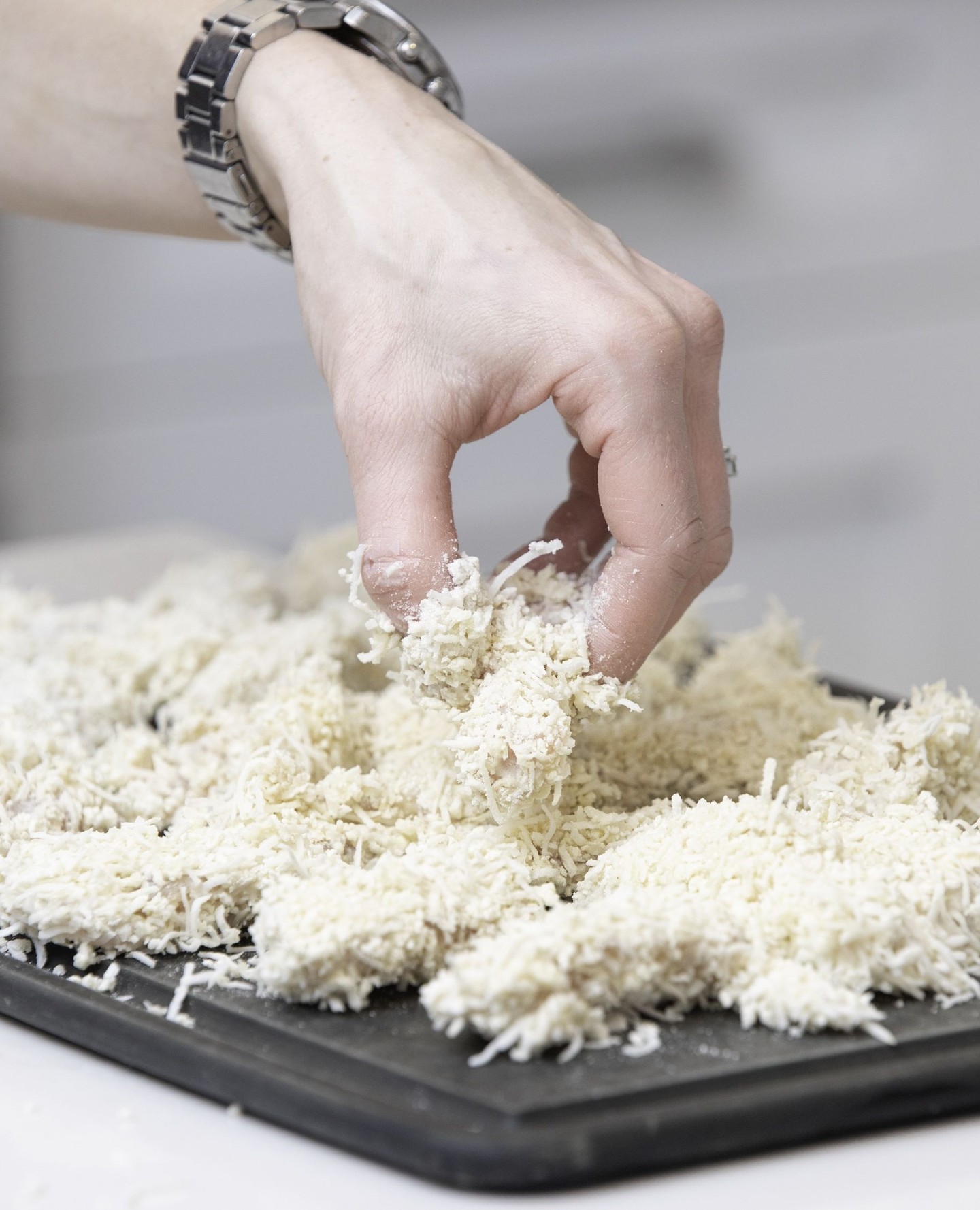 Deep frying and dredging can be a challenge in the gluten free world. Very frustrating to have things fall apart in the hot oil! One of the best things about our All Purpose Flour... it stands up against the demands of a deep fryer 💪🏻 Big score for our food service industry!⁠
⁠
#cutcooking #celiacsafe #madeinalberta